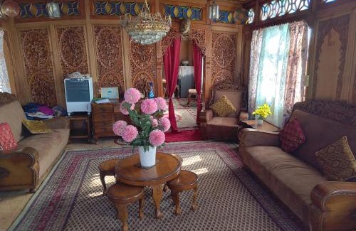 Dal Lake Hotel | Hareem group of houseboats