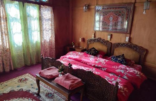 Dal Lake Hotel | Hareem group of houseboats