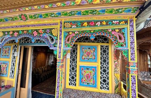 Dal Lake Hotel | Hareem group of houseboats