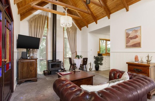Gembrook Ski Chalet | Harem Cottage Gembrook - Spa Bath & Wood Fireplace