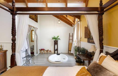 Gembrook Ski Chalet | Harem Cottage Gembrook - Spa Bath & Wood Fireplace