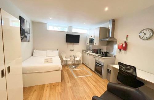 Bristol Floating Harbour Apartment | Harford House Studios 01 - Hopewell