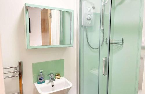 Bristol Floating Harbour Apartment | Harford House Studios 01 - Hopewell