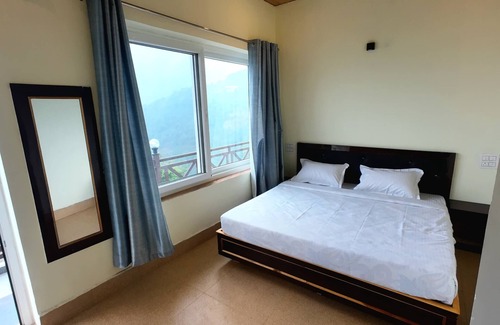 Naina Range Hotel | Harika Palace hidden awayfrom city chaos