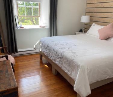 Rideau Lakes Bed & Breakfast | Harlem Stonegate B&B