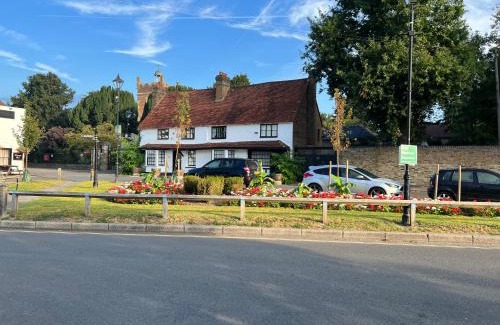 Heathrow Villages Bed & Breakfast | Harmondsworth Hall