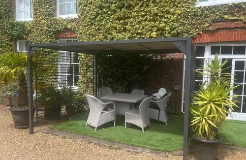 Heathrow Villages Bed & Breakfast | Harmondsworth Hall