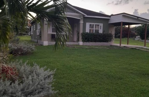 Runaway Bay House | HARMONY LA VISTA