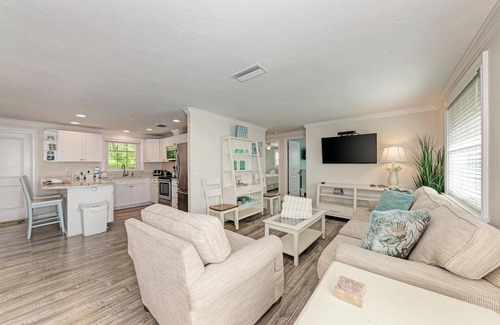 Holmes Beach House | Harrington Bungalow 6 One Block to Gulf Beaches - By Island Real Estate Vacation