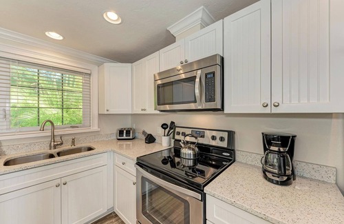 Holmes Beach House | Harrington Bungalow 6 One Block to Gulf Beaches - By Island Real Estate Vacation