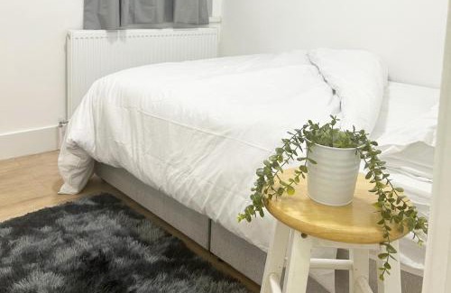Marlborough House | Harrow Haven - Sleeps 5 & Free parking