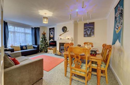 Watford Apartment | Harry's House (Muggles welcome too!)