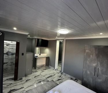 Mahikeng House | Harry's Luxury Guest House