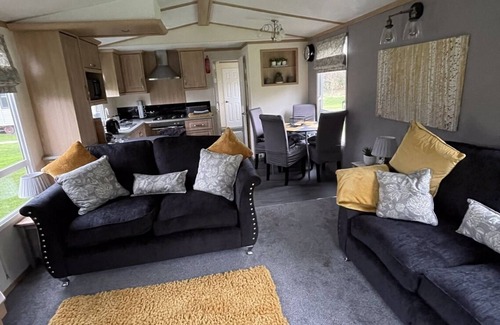 Spilsby Apartment | Harry’s Hideaway Lodge-Classic-Countryside view-Ensuite with Shower