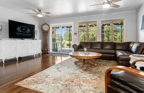 Fredericksburg House | Harrys House | 3/2 Cottage | Full Kitchen | Hot Tub | In Town