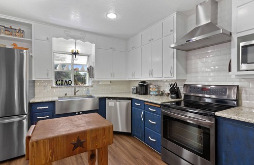 Fredericksburg House | Harrys House | 3/2 Cottage | Full Kitchen | Hot Tub | In Town