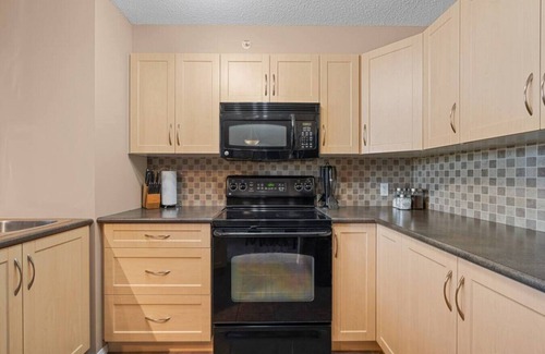 East Kootenay Apartment | Hart of it All | Top Floor | Pool | Hot Tub | Gym