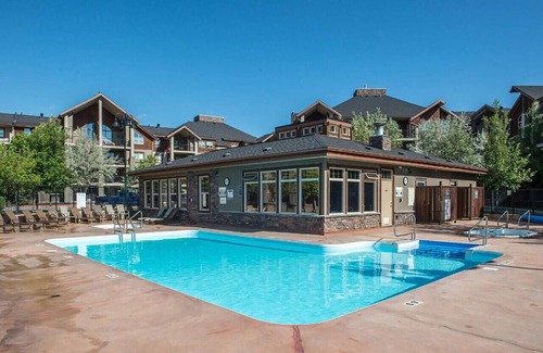 East Kootenay Apartment | Hart of it All | Top Floor | Pool | Hot Tub | Gym