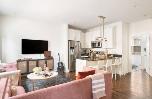 Chestnut Hill Apartment | Hart Suite 12 by AvantStay | Gorgeous Town House w/Modern Amenities!