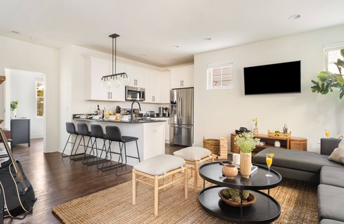 Chestnut Hill Apartment | Hart Suite 8 by AvantStay | Gorgeous Town House w/Modern Amenities!