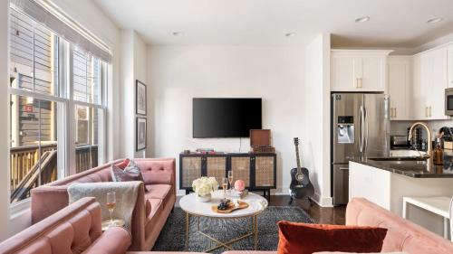 Chestnut Hill Apartment | Hart Suite Buyout 8 by AvantStay Two Nashville Town Houses w Stunning Amenities Design