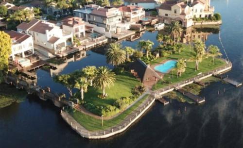 Kosmos Villa | Hartebeespoort Upmarket Pond Villa