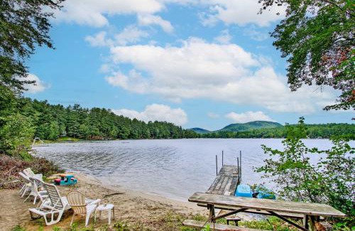 Hartford House | Hartford Cottage with Private Beach on Bear Pond!