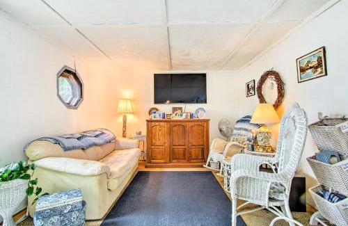 Hartford House | Hartford Cottage with Private Beach on Bear Pond!