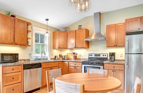 Hartland House | Hartland/Woodstock Hideaway with sunlit spaces, high ceilings & full kitchen