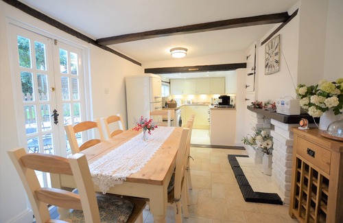 Hartley Wintney Cottage | Hartley Wintney - Charming Cottage in Village/Wood Burning Stove/Parking/Wifi