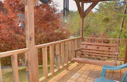 Gatlinburg - Pigeon Forge House | Hartman Hideaway Economy Cabin