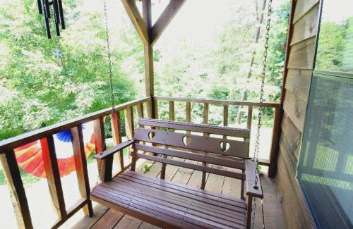 Gatlinburg - Pigeon Forge House | Hartman Hideaway Economy Cabin
