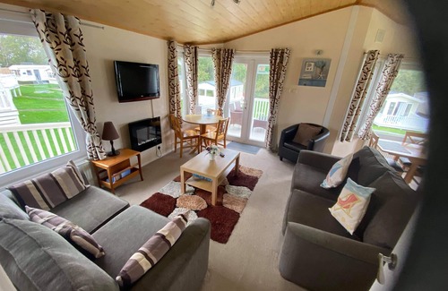 Bembridge Cabin | Harvey’s Hideaway Lodge - 6Berth(Superior), Child & Pet Friendly, Private Beach