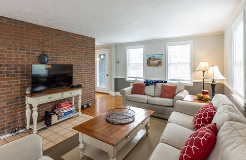 South Harwich House | Harwich Beach House - Walk to Red River Beach