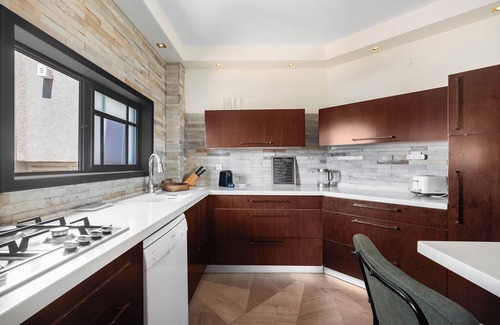 Ramat Hasharon Apartment | Hasharon Rooftop Oasis by Sea N' Rent