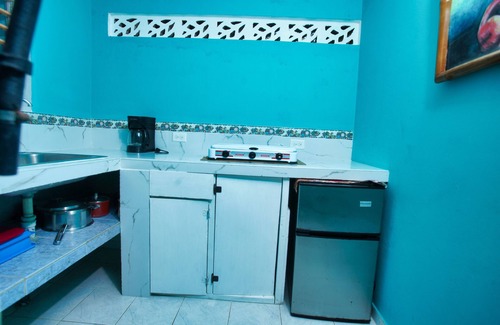 Robins Bay Cottage | Hassle Free Getaway Beach Front Property, family friendly