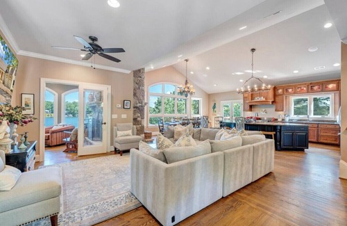 Moneta House | Hastings on Hickory - Luxury, sleeps 8, dock