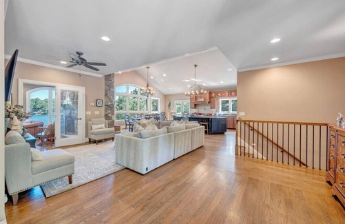 Moneta House | Hastings on Hickory - Luxury, sleeps 8, dock