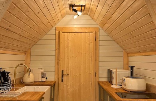 Murthly Cabin | Hatton Lodge Annex - Hot Tub & Garden