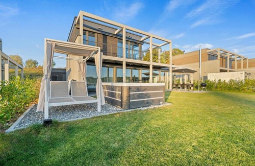 Baltringen Villa | Haus am See mit Whirlpool und Sauna