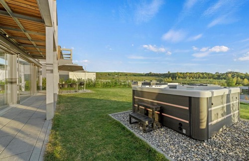 Baltringen Villa | Haus am See mit Whirlpool und Sauna