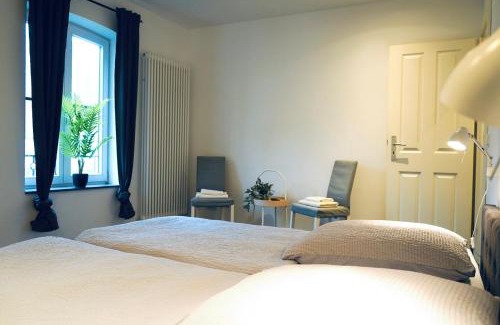 Stadtmitte Apartment | Haus im Grünen für 6 Personen-3 Schlafzimmer- 3 Bädern -Waschmaschine-große Terrasse- vollausgestattete Küche