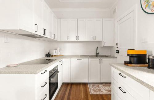 Randwick Apartment | 'Haus of Art' Mid-Century Modern by Coogee Beach