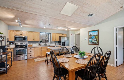 New Braunfels House | Haus on the Rapids*Comal Riverfront*Accommodates 14*2 blocks to Downtown NBTX