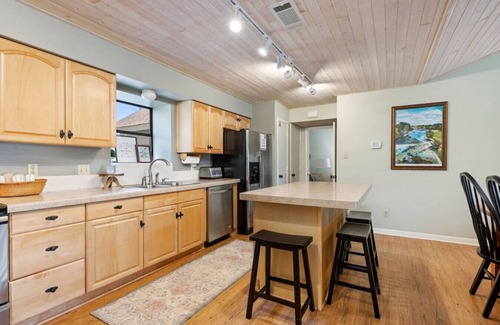 New Braunfels House | Haus on the Rapids*Comal Riverfront*Accommodates 14*2 blocks to Downtown NBTX