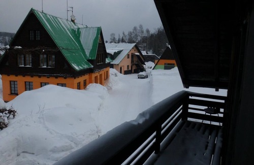 Korenov House | Haus Oseleck, vacation home with 4 apartments and common room with wood-burning stove