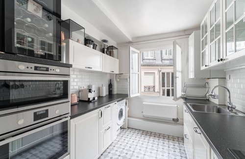 Arts-et-Metiers Apartment | Haussmannian apartment - top floor