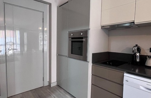 Kepez Apartment | Havalimanı'na Yakın Havuzlu Özel Güvenlikli Daire