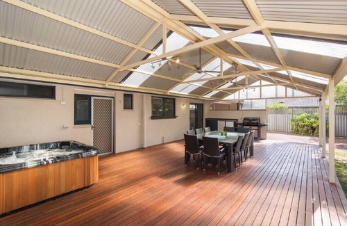 Broadwater House | Haven By the Bay- Short walk to Broadwater beach