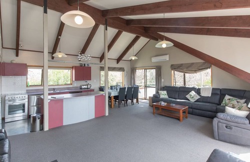 Wanaka Cottage | Haven by The Lake - Wanaka Holiday Home